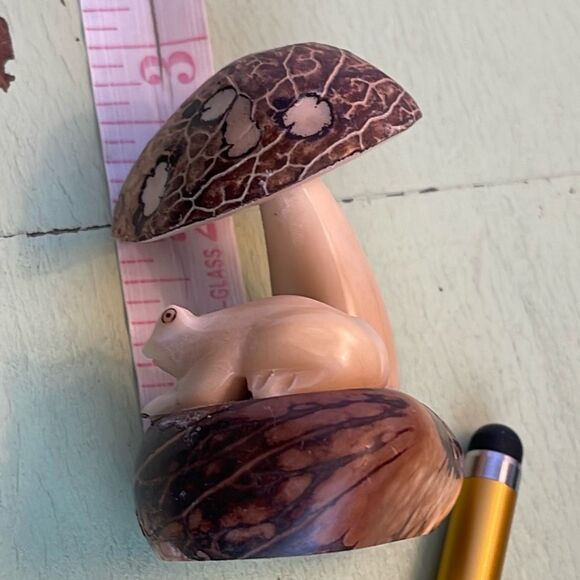 Tagus Nut mushroom and frog craved figurine. Sustainably eco friendly - Picture 8 of 8